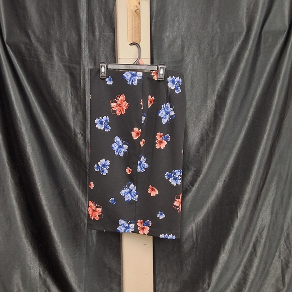Elegant Floral Skirt with Pink and Gray Accents - Picture 1 of 9